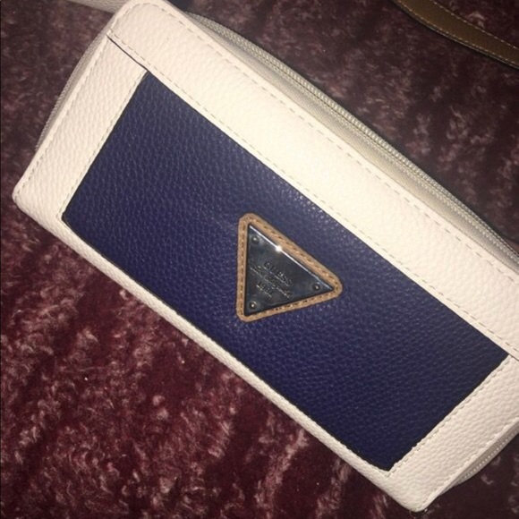 Guess Hand Bag - Picture 4 of 5